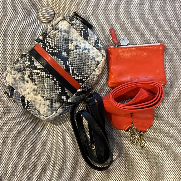 Clare v crossbody - Picture 6 of 10